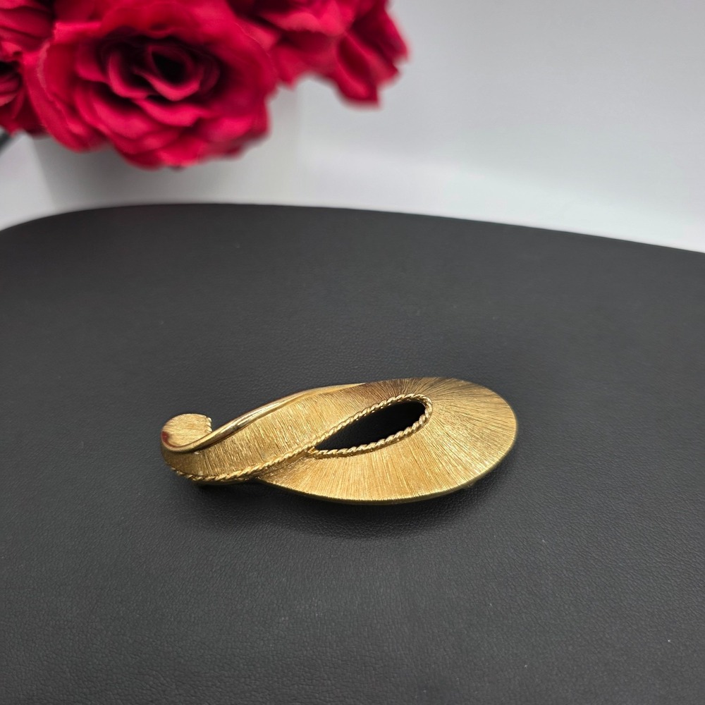 Vintage Monet‎ Unisex Adult Gold Tone Brooch Pin Paisley Twist 1.5"X2.5" Elegant